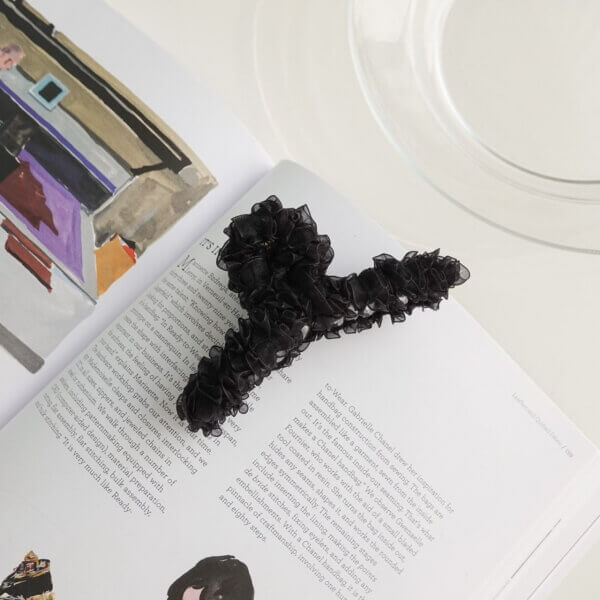 フリルがかわいい韓国芸能人も愛用するヘアクリップ　オリーブ