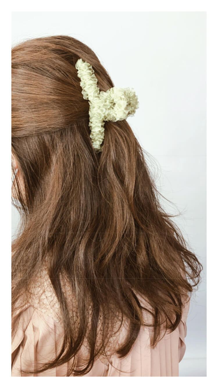 フリルがかわいい韓国芸能人も愛用するヘアクリップ　オリーブ装着画像